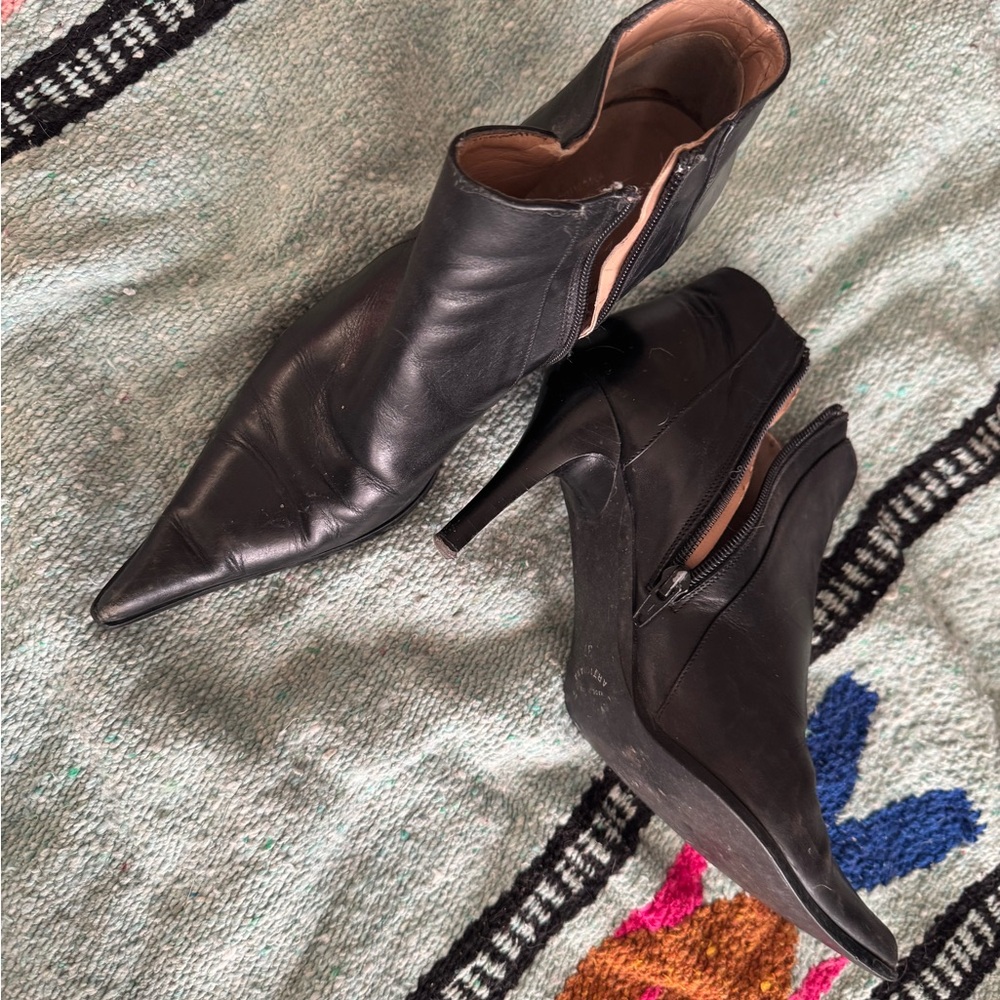 Sleek Black Heeled Boots with Minimalist Design